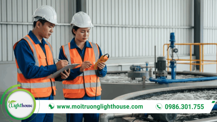 Nhân viên Môi trường Lighthouse khảo sát hệ thống xử lý nước thải phục vụ lập báo cáo xả thải