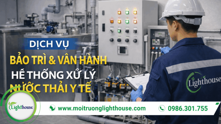Kỹ sư bảo trì và vận hành hệ thống xử lý nước thải y tế, kiểm tra tủ điều khiển và thiết bị vận hành.