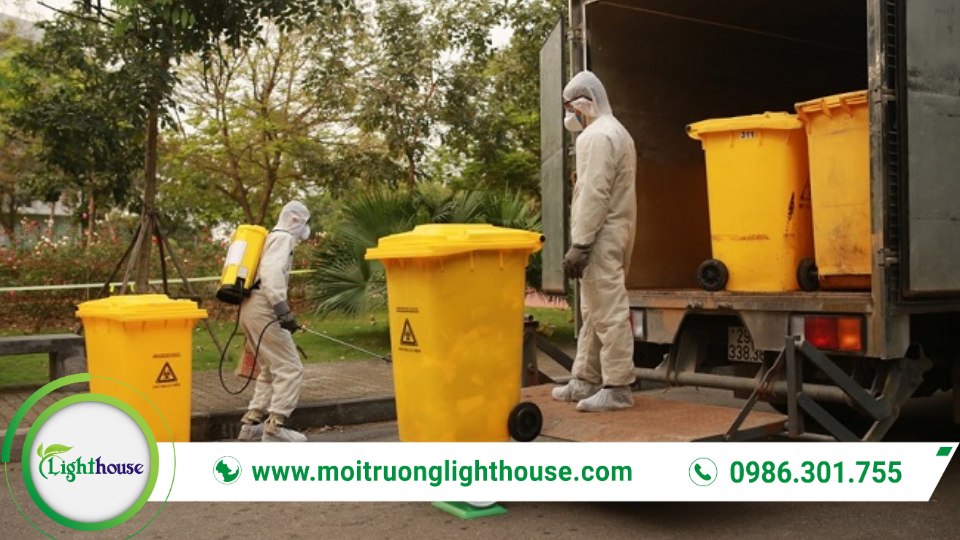 Nhân viên thu gom chất thải nguy hại bằng thùng chứa chuyên dụng màu vàng tại khu tập kết.