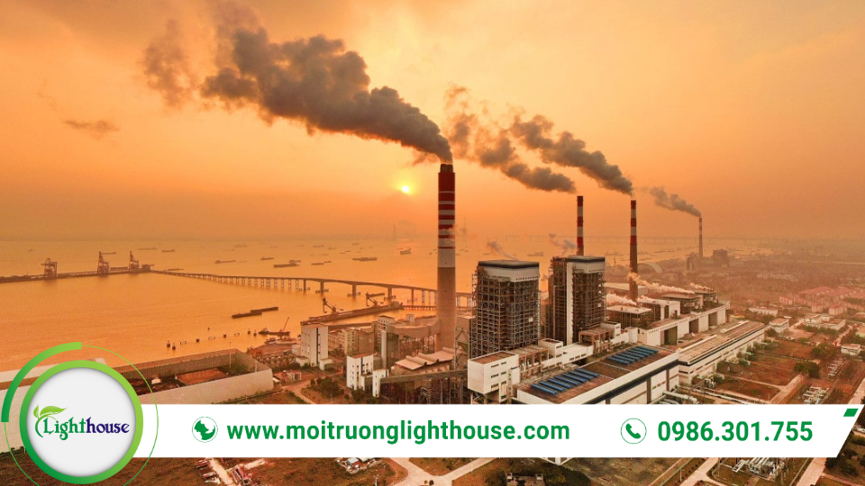 Kiểm kê khí nhà kính tại nhà máy công nghiệp với ống khói phát thải, theo dõi CO2 và các khí nhà kính phục vụ báo cáo giảm phát thải.