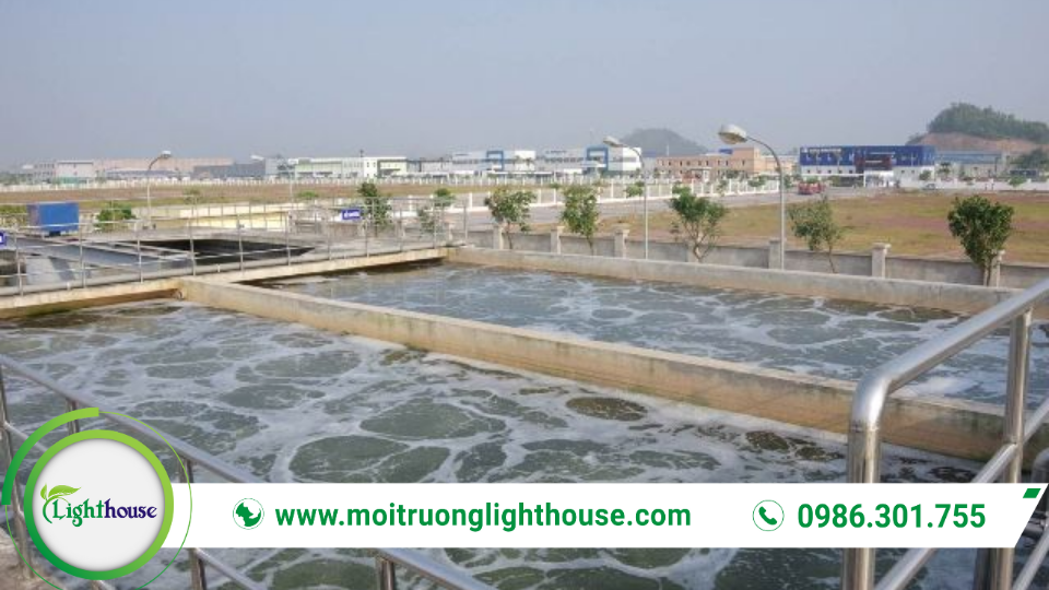 Công nghệ xử lý nước tại nhà máy với hệ thống bể và kênh dẫn nước vận hành theo quy trình tiêu chuẩn.