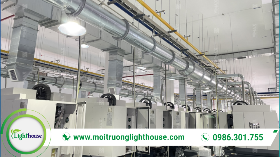 Hệ thống xử lý khí thải hiệu quả: Giới thiệu, loại hình & công nghệ tiên tiến 2 Hệ thống xử lý khí thải lắp đặt trong nhà xưởng giúp kiểm soát mùi, bụi và hơi hóa chất trong quá trình sản xuất.