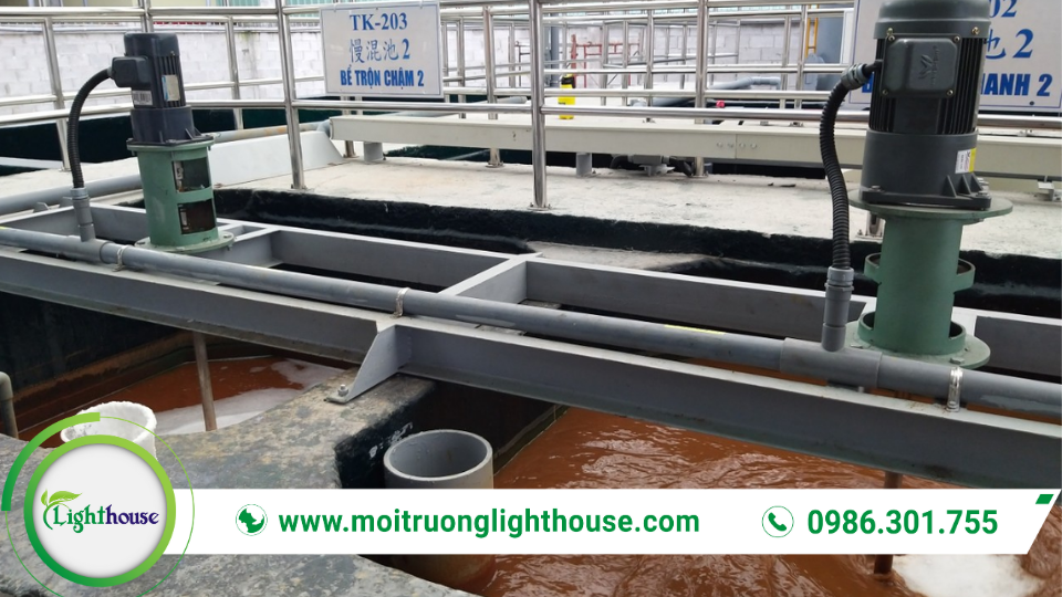 Công nghệ xử lý nước công nghiệp với đường ống, van và cụm thiết bị lọc – điều khiển trên dây chuyền xử lý.