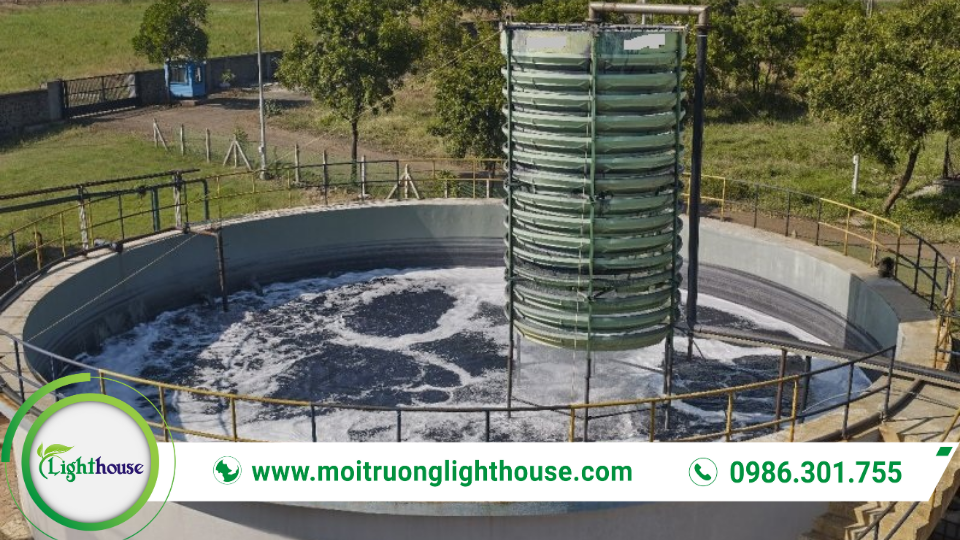 Công nghệ xử lý nước thải với bể lắng – bể sinh học và cụm thiết bị xử lý giúp nước đạt yêu cầu xả thải.