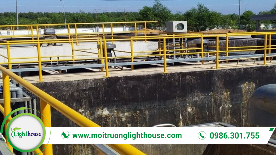Công nghệ xử lý nước thải bằng hệ thống bể hiếu khí và cầu thao tác, hỗ trợ giám sát vận hành an toàn.