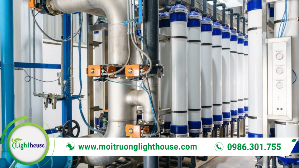 Công nghệ xử lý nước hiện đại với tủ điều khiển, đường ống và thiết bị đo giúp vận hành ổn định, tự động hóa cao.