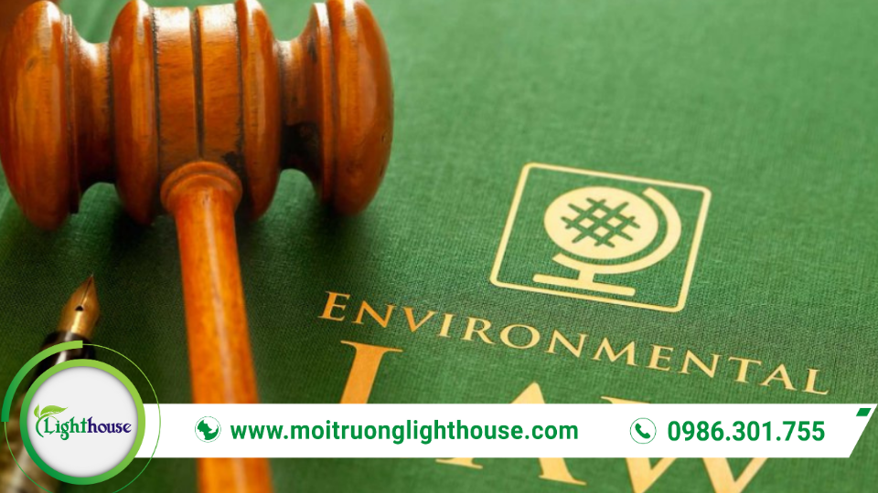 Đối Tượng Phải Đăng Ký Môi Trường: Hướng Dẫn Chi Tiết & Lưu Ý 1 Hồ sơ pháp lý môi trường với búa thẩm phán minh họa đối tượng phải đăng ký môi trường theo quy định hiện hành