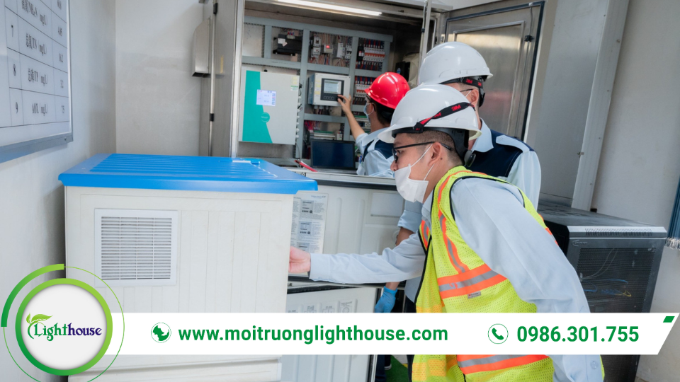 Hệ thống quan trắc tự động: Giải pháp giám sát hiệu quả và tiết kiệm 2 Hệ thống quan trắc tự động: kỹ thuật viên vận hành và kiểm tra thiết bị quan trắc tại hiện trường.