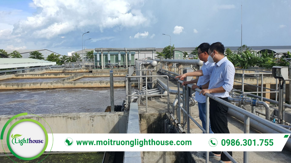 Nhân viên thực hiện quan trắc môi trường tại hiện trường để thu thập dữ liệu chất lượng nước và khu vực xung quanh.