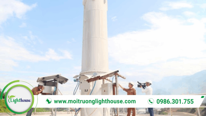 Thiết bị quan trắc môi trường định kỳ ngoài trời dùng để theo dõi chất lượng không khí và các thông số môi trường.