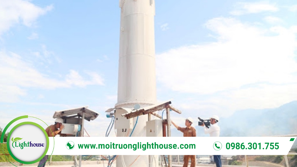 Thiết bị quan trắc môi trường định kỳ ngoài trời dùng để theo dõi chất lượng không khí và các thông số môi trường.