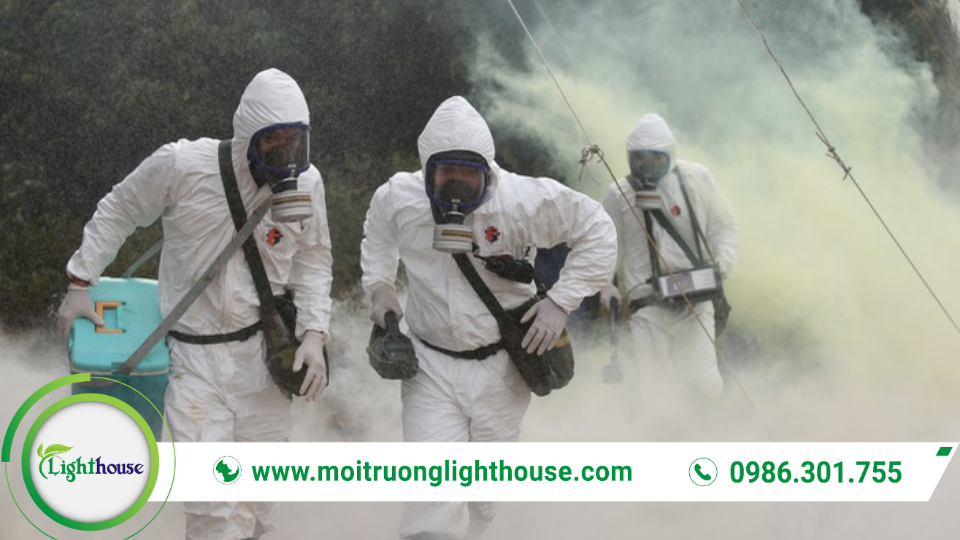 Lực lượng ứng phó phun khử nhiễm hiện trường, thu thập thông tin phục vụ báo cáo sự cố môi trường.