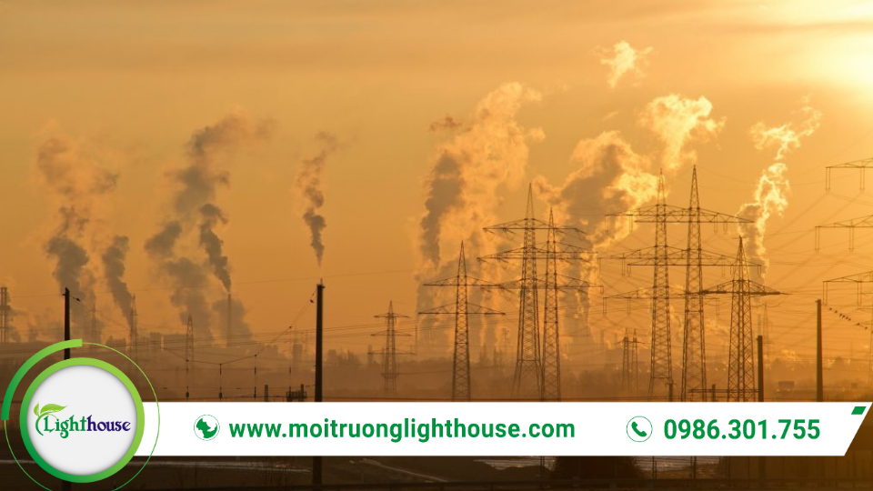 Quan trắc môi trường không khí xung quanh tại khu công nghiệp – theo dõi bụi và khí thải từ ống khói nhà máy.