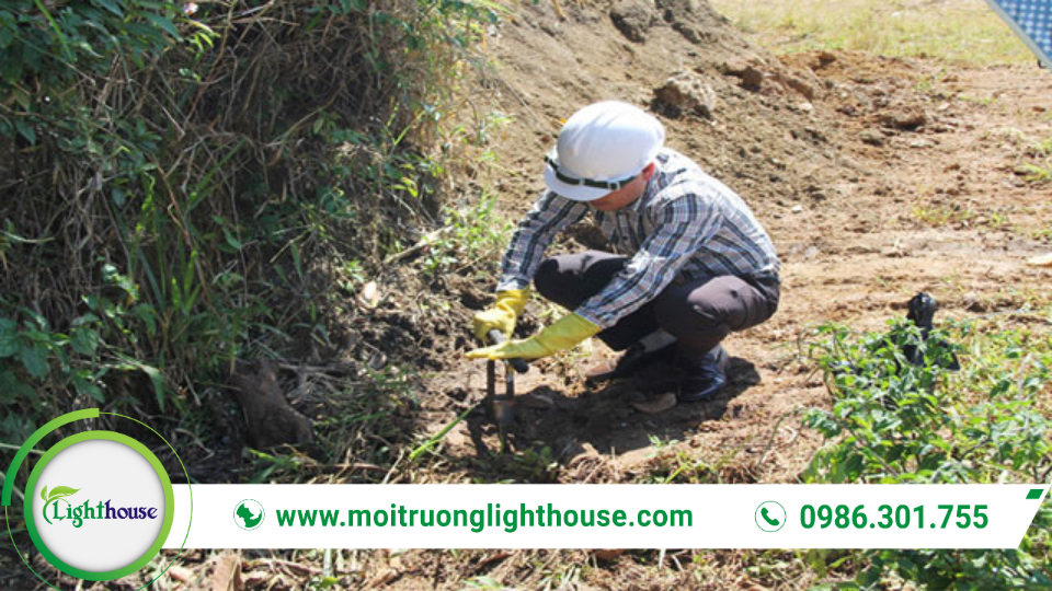 Hoạt động quan trắc môi trường đất: lấy mẫu và đánh giá chỉ tiêu phục vụ kiểm soát ô nhiễm đất.