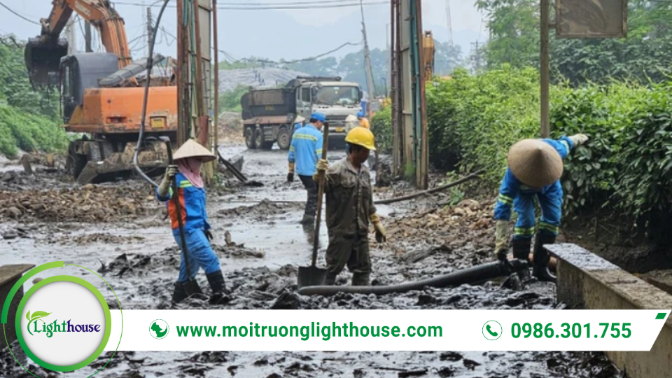 Khắc phục ô nhiễm tại hiện trường bằng thu gom đất/bùn, lập hồ sơ cho báo cáo sự cố môi trường.