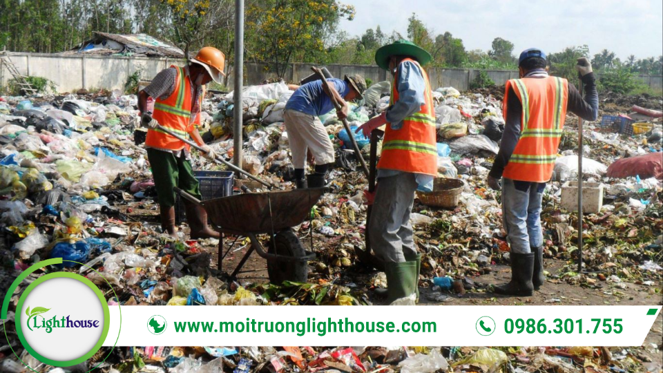 Đội ứng cứu triển khai xử lý hiện trường và lấy thông tin để lập báo cáo sự cố môi trường.