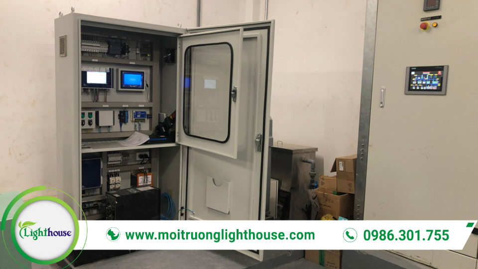 Hệ thống quan trắc khí thải tự động: Giải pháp tối ưu cho môi trường 3 Hệ thống quan trắc khí thải tự động: tủ phân tích và điều khiển, xử lý dữ liệu và cảnh báo vượt ngưỡng.