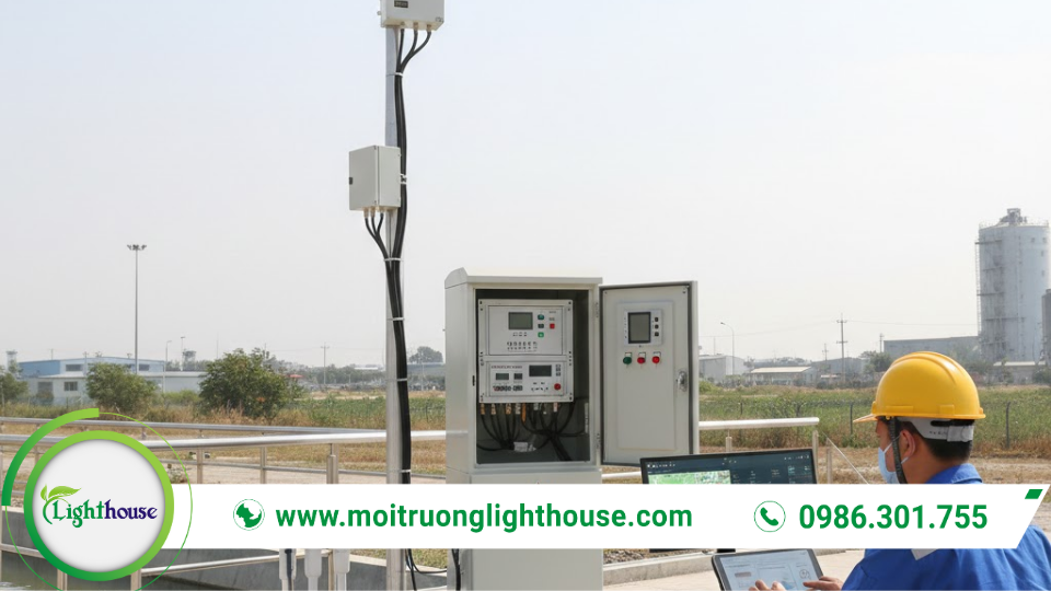 Hệ thống quan trắc môi trường tự động với tủ thiết bị và cảm biến giúp giám sát chất lượng môi trường 24/7.