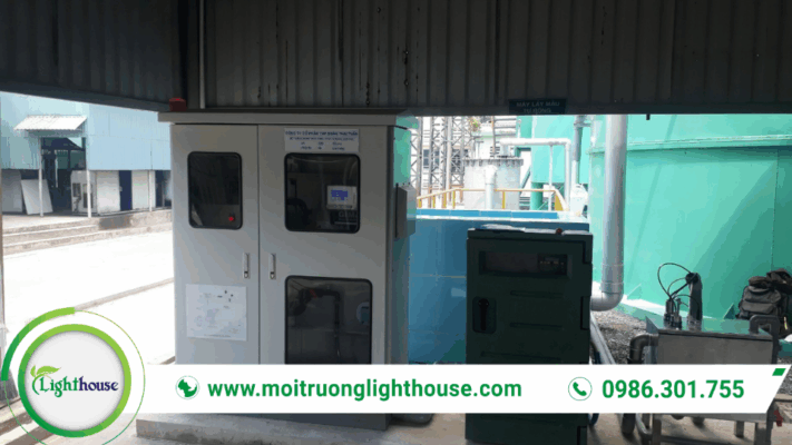 Hệ thống quan trắc nước thải tự động: tủ điều khiển và thiết bị phân tích giúp giám sát chỉ tiêu nước thải liên tục.