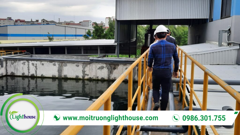 Hệ Thống Quan Trắc Nước Thải Tự Động - Giải Pháp Hiện Đại Cho Quản Lý Môi Trường 3 Hệ thống quan trắc nước thải tự động tại trạm xử lý: kỹ thuật viên kiểm tra vận hành và đối soát số liệu.