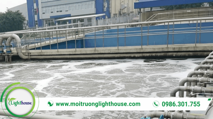 Hệ thống xử lý nước thải y tế tại cơ sở y tế với bể xử lý và dòng chảy đang vận hành thực tế.