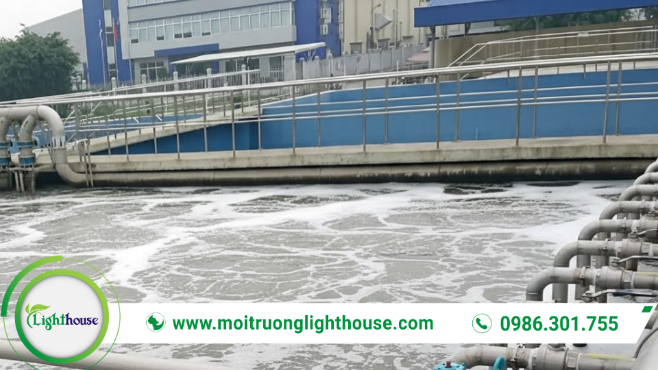 Hệ thống xử lý nước thải y tế tại cơ sở y tế với bể xử lý và dòng chảy đang vận hành thực tế.