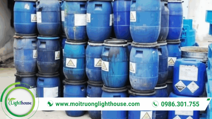 Hóa chất xử lý nước thải đóng phuy, dùng cho keo tụ – tạo bông và điều chỉnh pH trong hệ thống xử lý.