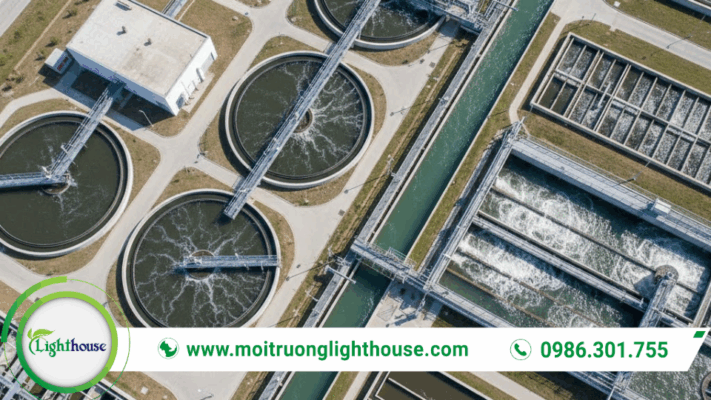 Toàn cảnh nhà máy trong quy trình xử lý nước thải với các bể lắng tròn và khu bể xử lý.