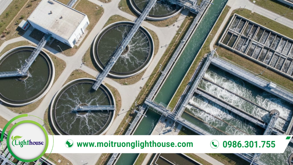 Toàn cảnh nhà máy trong quy trình xử lý nước thải với các bể lắng tròn và khu bể xử lý.