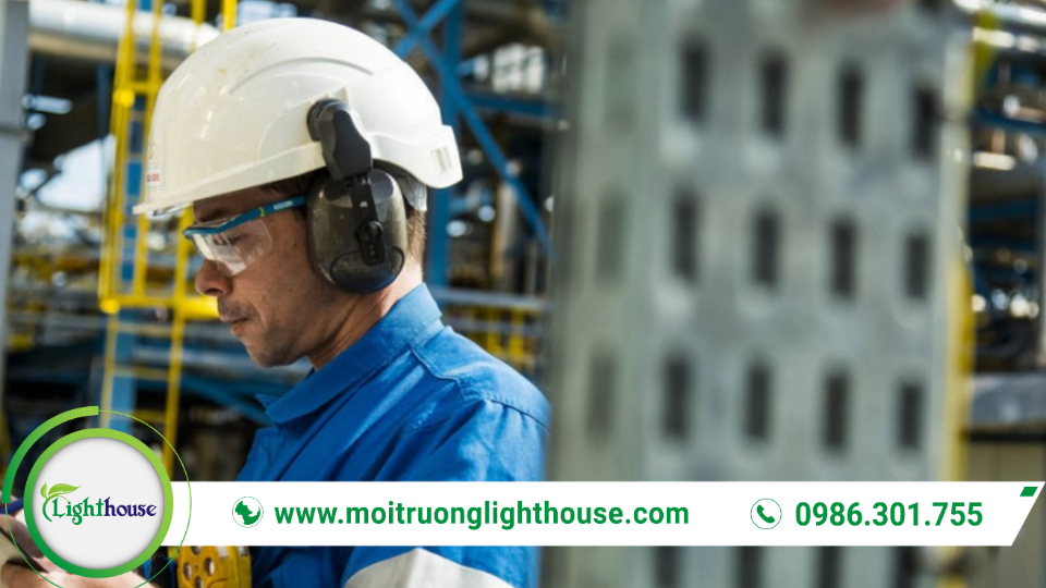 Báo cáo quan trắc môi trường: Thông tin chi tiết và phân tích mới nhất 2023 1 Kỹ thuật viên thực hiện quan trắc phục vụ lập báo cáo quan trắc môi trường tại công trình.