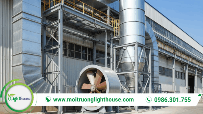 Hệ thống xử lý khí thải công nghiệp gồm ống dẫn, quạt hút và tháp xử lý tại nhà máy.
