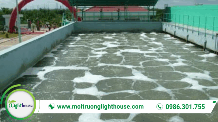 Bể xử lý nước thải sinh học đang vận hành với hệ thống sục khí giúp giảm BOD, COD và mùi.