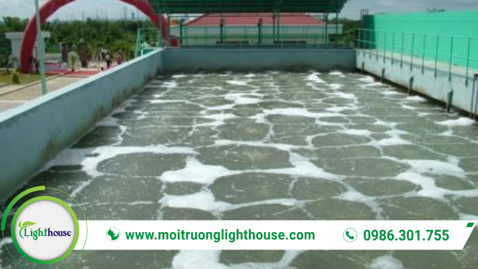 Bể xử lý nước thải sinh học đang vận hành với hệ thống sục khí giúp giảm BOD, COD và mùi.