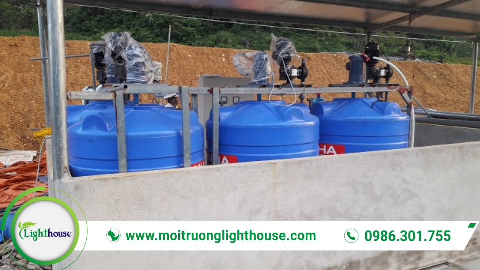 Hóa chất xử lý nước thải: Giới thiệu, Ứng dụng & Lựa chọn 2 Khu vực châm hóa chất xử lý nước thải tại công trình xử lý, hỗ trợ giảm mùi, giảm ô nhiễm và ổn định chất lượng nước đầu vào.