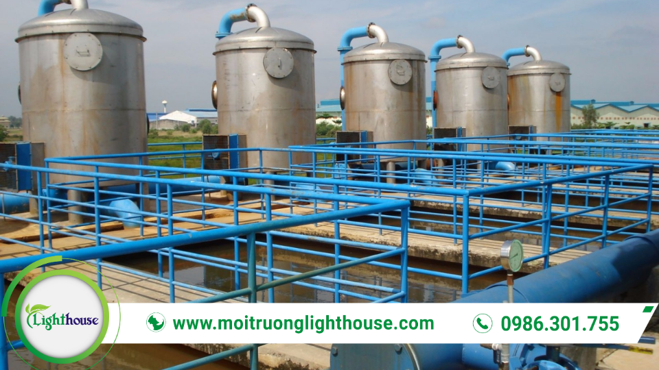 Cụm bồn và đường ống thiết bị trong quy trình xử lý nước thải tại khu vực công nghệ của nhà máy.