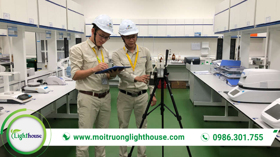 Báo cáo quan trắc môi trường: Thông tin chi tiết và phân tích mới nhất 2023 3 Phân tích mẫu môi trường trong phòng thí nghiệm để hoàn thiện báo cáo quan trắc môi trường.