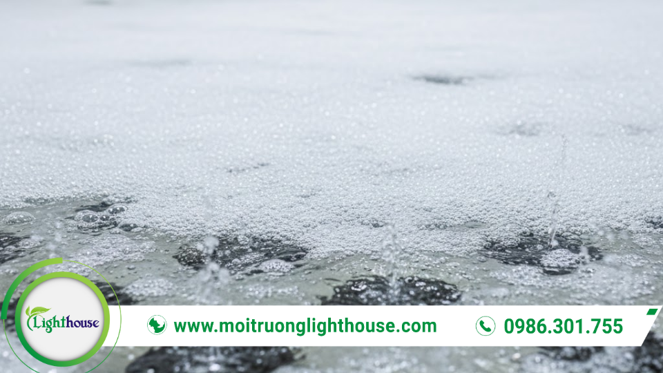 Hệ thống sục khí trong bể hiếu khí tạo bọt mịn duy trì oxy hòa tan (DO) cho vi sinh vật