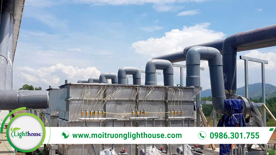 Cụm bể xử lý kỵ khí trong hệ thống xử lý nước thải chăn nuôi tại trang trại, giúp phân hủy chất hữu cơ và giảm ô nhiễm.