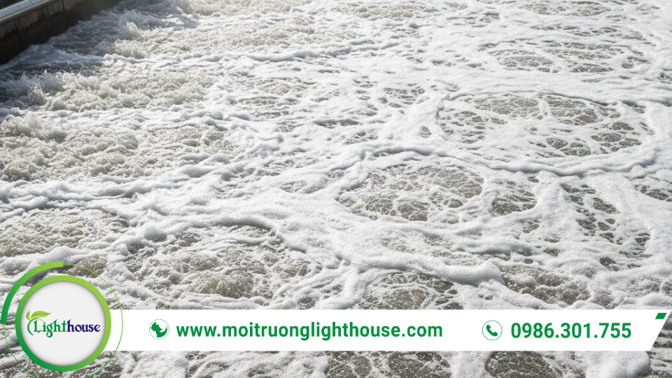 Bể hiếu khí sục khí trong hệ thống xử lý nước thải sinh học, hỗ trợ vi sinh vật phân hủy chất hữu cơ.