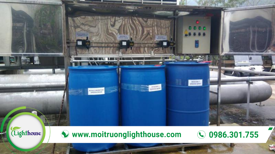 Hóa chất xử lý nước thải: Giới thiệu, Ứng dụng & Lựa chọn 5 Hệ thống định lượng hóa chất xử lý nước thải tự động với tủ điều khiển và bồn châm hóa chất, giúp vận hành ổn định.