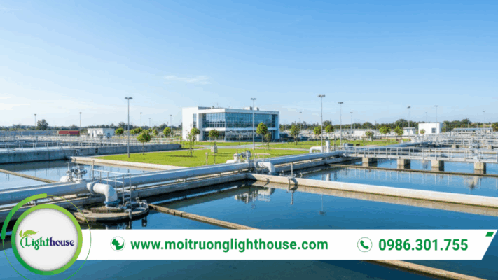 Toàn cảnh nhà máy xử lý nước cấp với bể xử lý và hệ thống phân phối nước sạch.