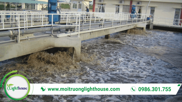 Đối tượng phải có giấy phép môi trường gồm cơ sở có hệ thống xử lý nước thải và phát sinh nước thải, chất thải trong quá trình hoạt động.