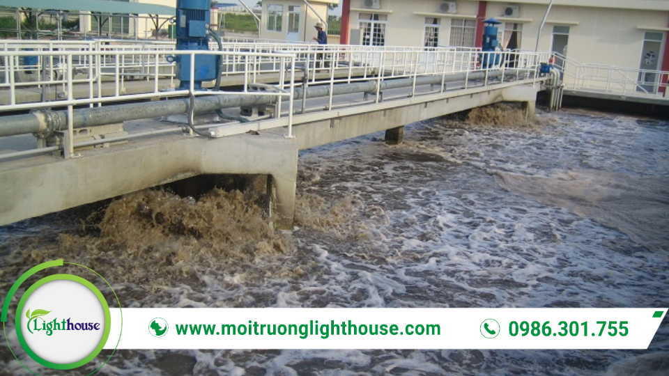 Đối tượng phải có giấy phép môi trường gồm cơ sở có hệ thống xử lý nước thải và phát sinh nước thải, chất thải trong quá trình hoạt động.