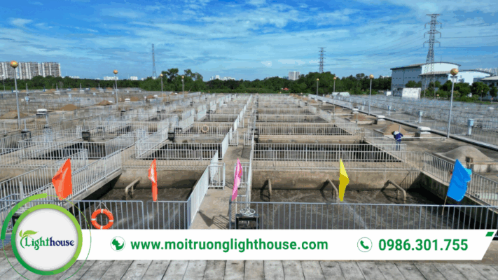 Máy xử lý nước thải được lắp đặt tại khu xử lý ngoài trời, tích hợp bể xử lý và đường ống nhằm đảm bảo nước đầu ra đạt quy chuẩn.