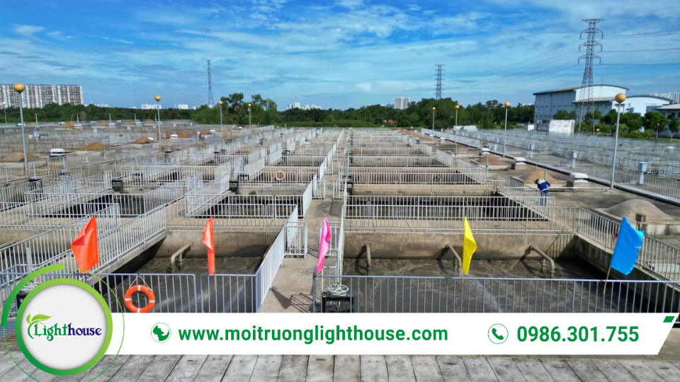 Máy Xử Lý Nước Thải: Hướng dẫn chọn mua & vận hành 1 Máy xử lý nước thải được lắp đặt tại khu xử lý ngoài trời, tích hợp bể xử lý và đường ống nhằm đảm bảo nước đầu ra đạt quy chuẩn.