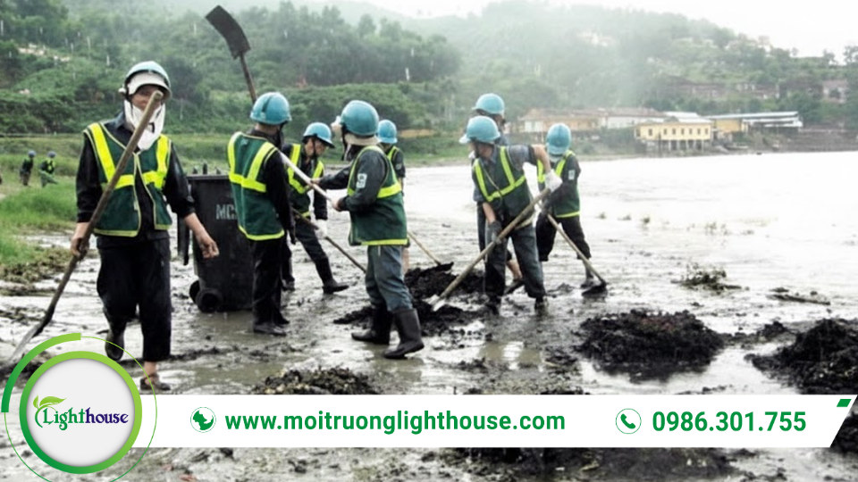 Đội ứng phó sự cố môi trường đang thu gom chất thải theo kế hoạch ứng phó sự cố môi trường đã được phê duyệt