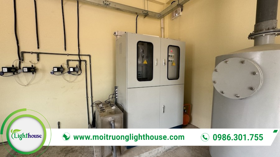Quan trắc nước thải định kỳ: Hướng dẫn chi tiết & Quy định pháp luật 2 Thiết bị và phòng kỹ thuật phục vụ quan trắc nước thải định kỳ