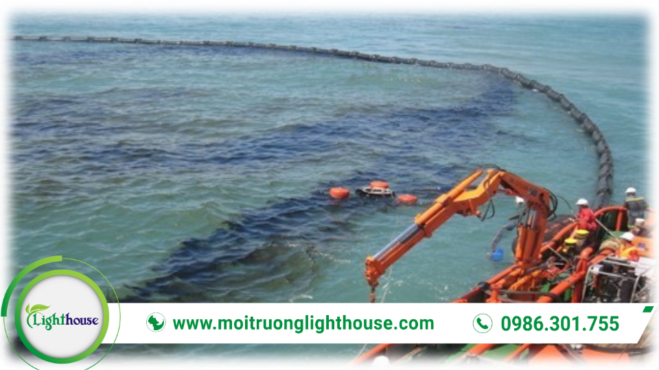 Triển khai phao quây và thu gom dầu loang theo kế hoạch ứng phó sự cố môi trường trên mặt nước