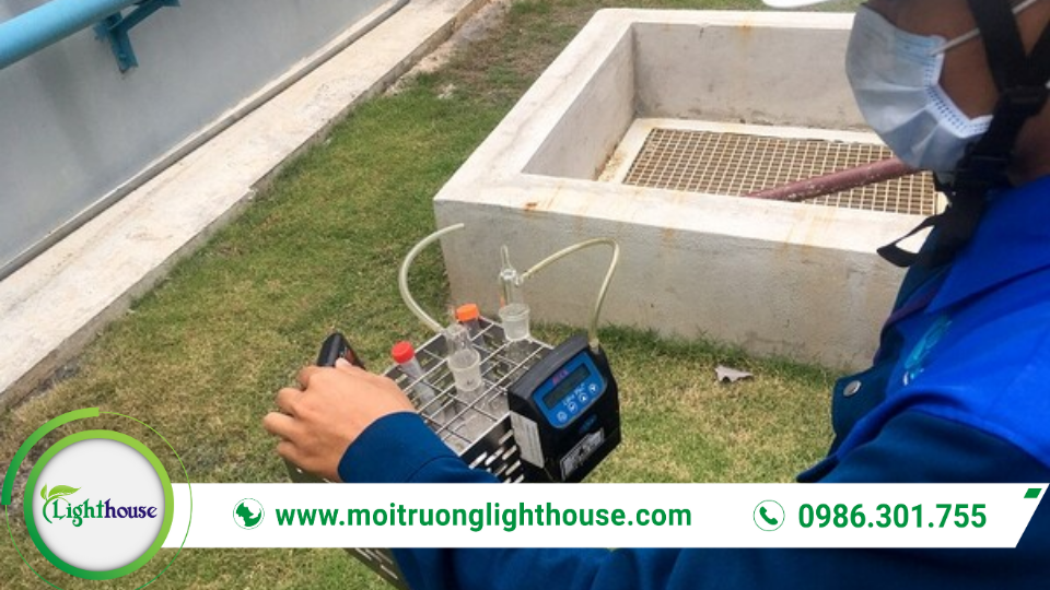 Quan trắc nước thải định kỳ: Hướng dẫn chi tiết & Quy định pháp luật 3 Kỹ thuật viên lấy mẫu nước thải phục vụ quan trắc nước thải định kỳ.