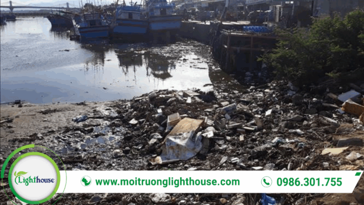Ứng phó sự cố môi trường tại khu vực sông/kênh bị ô nhiễm, rác thải và bùn đất trôi nổi cần thu gom khẩn cấp.
